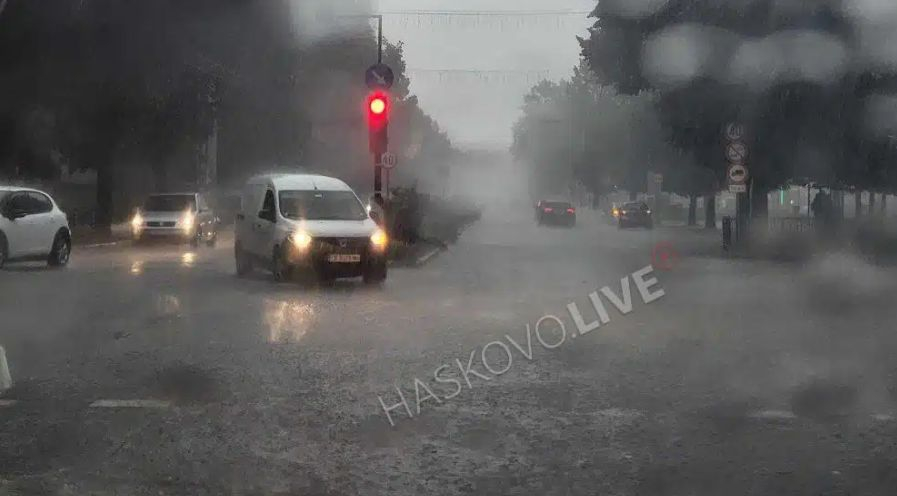 Свирепа буря удари Хасково, улиците станаха реки СНИМКИ 