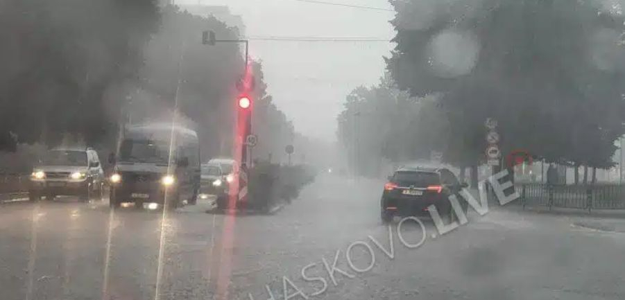 Свирепа буря удари Хасково, улиците станаха реки СНИМКИ 