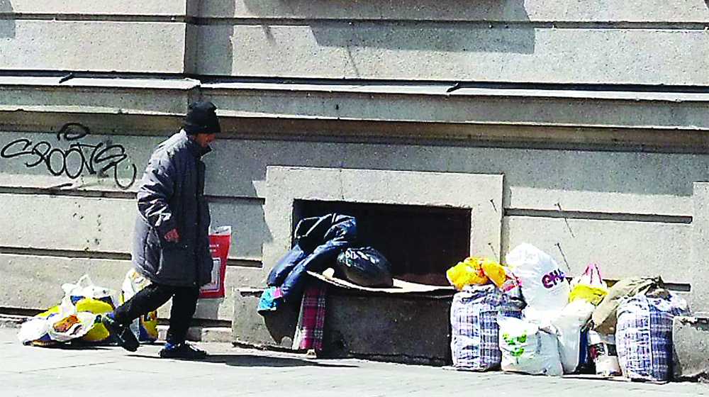 Насред площад “Славейков” спи клошарка - на общинарите не им пука за бедната женица