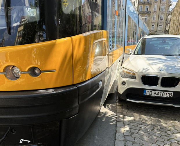 Пловдивчанин с BMW взе акъла на столичани с паркирането си СНИМКА 