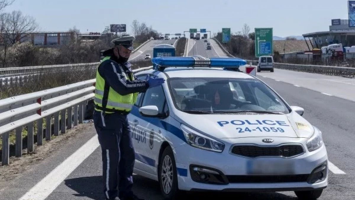 Полицаи смаяха с благородна постъпка на пътя край Бургаско, помогнаха на...
