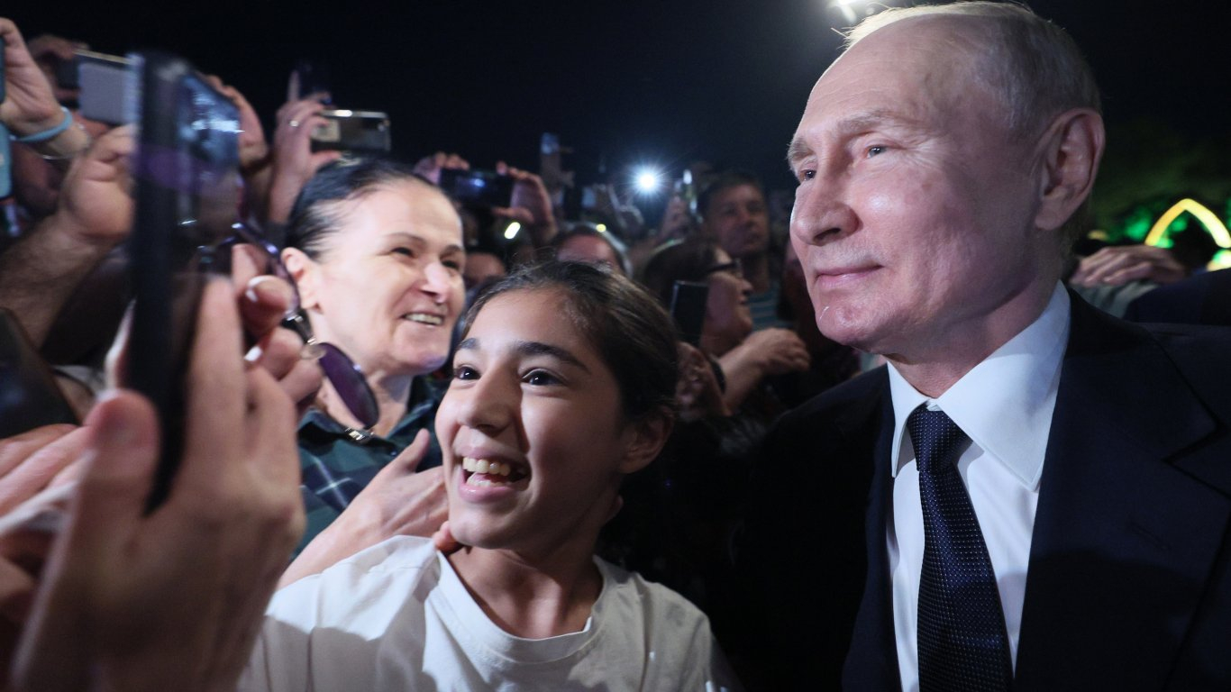 Сълзи, писъци и селфита: Ето как посрещнаха Путин в Дагестан ВИДЕО