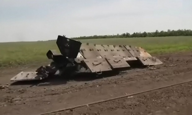 Украинска БМП Bradley е разкъсана на части след точно попадение на руски танк СНИМКИ