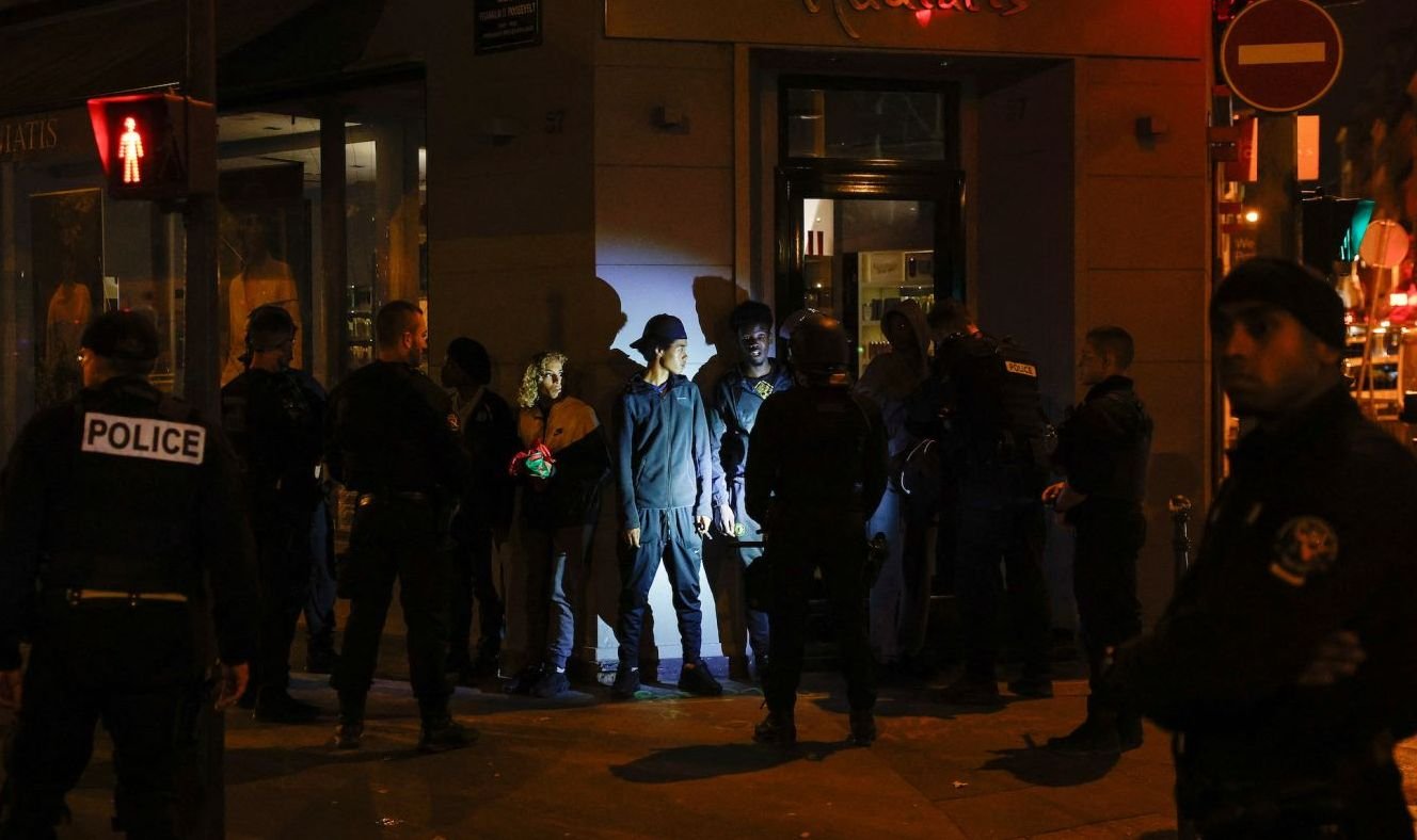 Ужасът във Франция не спира след убийството на 17-г. младеж, през изминалата нощ... СНИМКИ