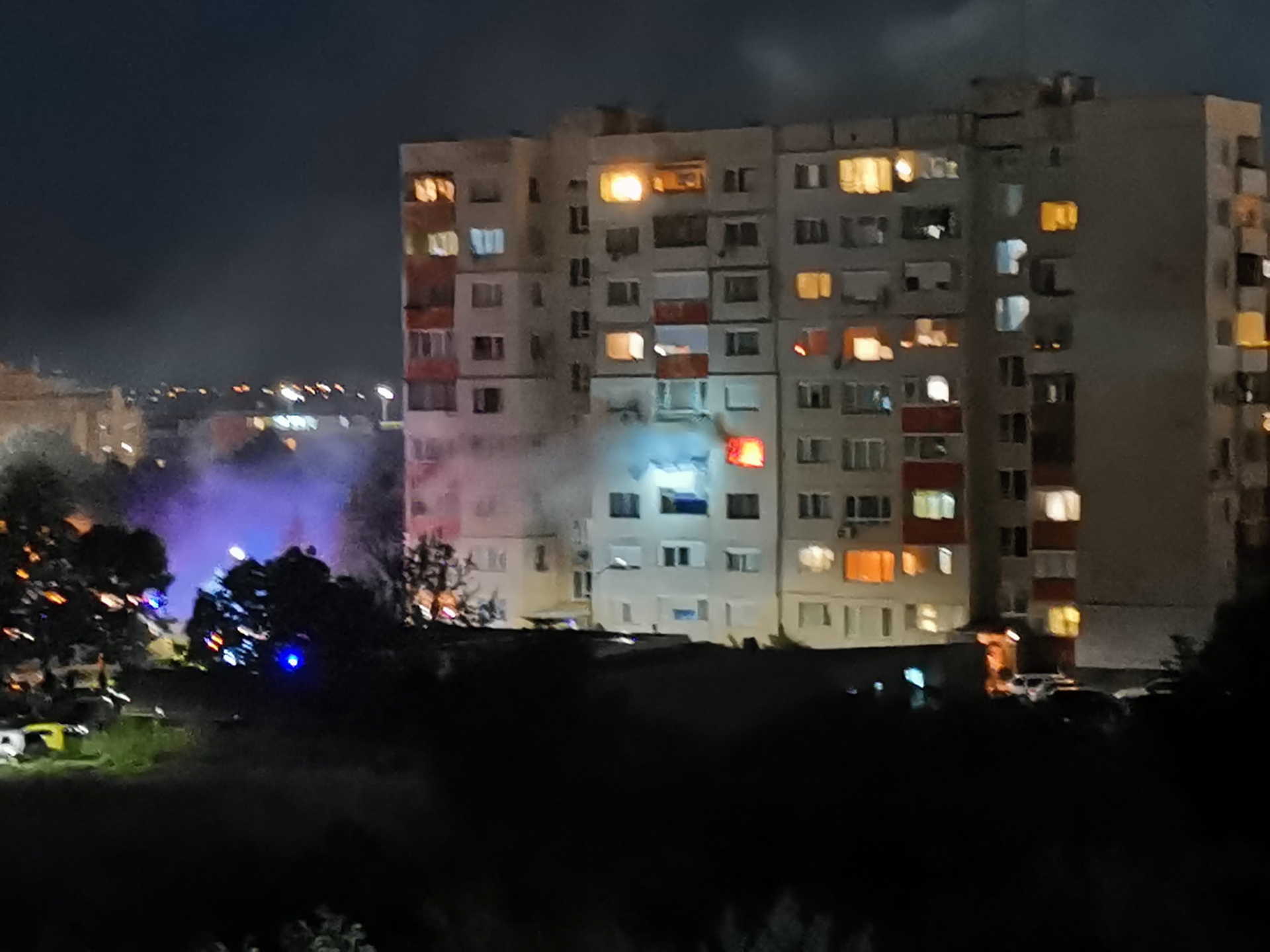 Сигнал до БЛИЦ: Огнен ужас по тъмна доба в София, мъж скочи от балкона СНИМКИ