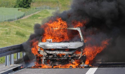 Зрелище: Жена скочи в движение от кола факла край Созопол, изгорели са...