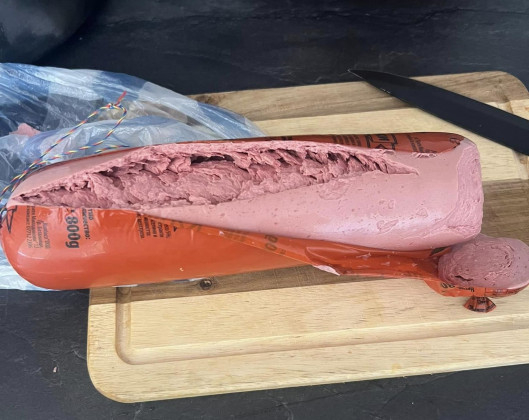 Курортист си купи салам от Т-Маркет в Несебър и едва не повърна като го разряза СНИМКИ      