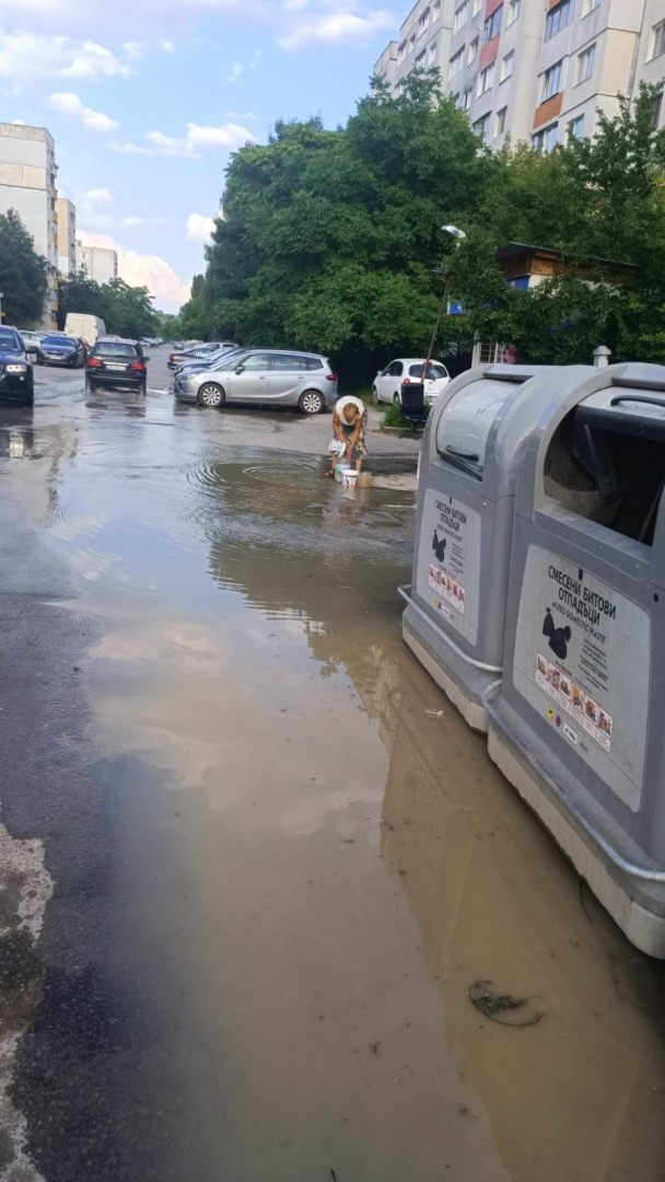 Сигнал до БЛИЦ: Взрив в "Дружба", страшна смрад, вода тече навсякъде СНИМКИ 