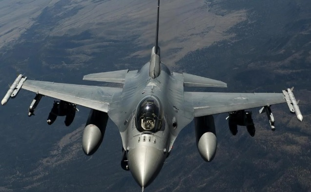 Адмирал от НАТО: Украйна няма да получи изтребители F-16, докато не приключи контранастъплението