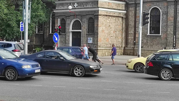 Всички в Пловдив говорят за тези мъже, които бяха седнали на маса, но ... СНИМКИ