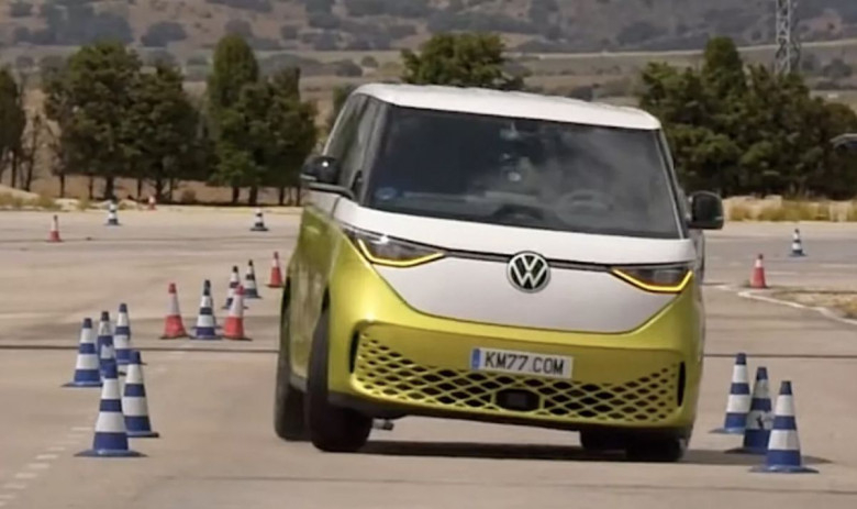 "Хипи вана" на Volkswagen мина лосовия тест, ето как се справи ВИДЕО