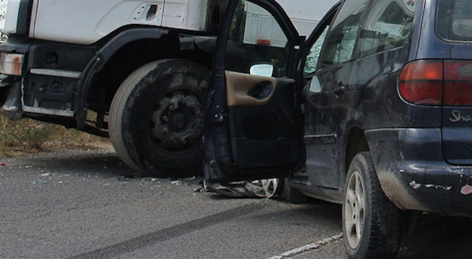 Тежък инцидент между автомобил и товарен камион в Разлог