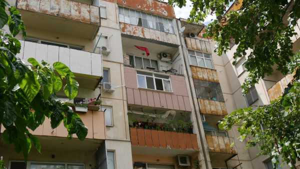 Ужас в Пловдив: Тераса се откърти от 43-г. блок СНИМКИ
