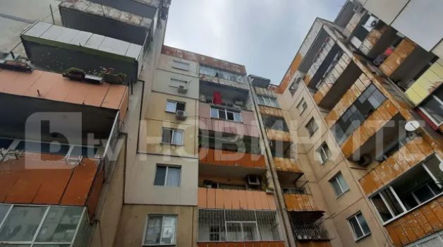 Ужас в Пловдив: Тераса се откърти от 43-г. блок СНИМКИ