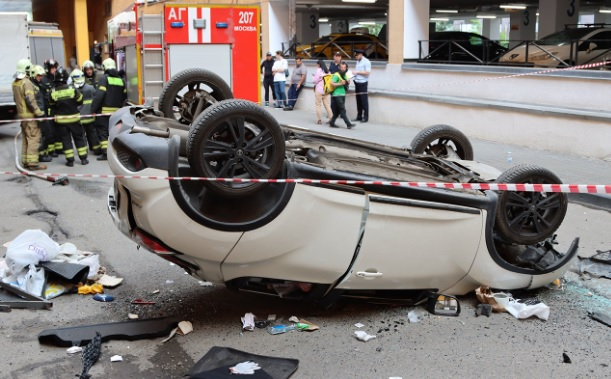 Зрелищни ВИДЕА: Nissan с жена зад волана падна от втория етаж на паркинг