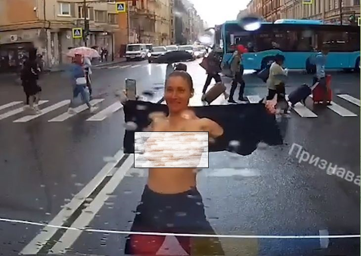 ВИДЕО 18+: Палава сексоложка спира коли на кръстовище по голи гърди