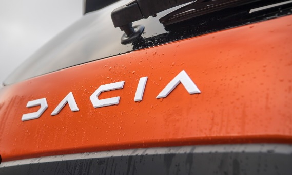 Фотошпиони разсекретиха новия Dacia Duster, има интересни светлини СНИМКИ