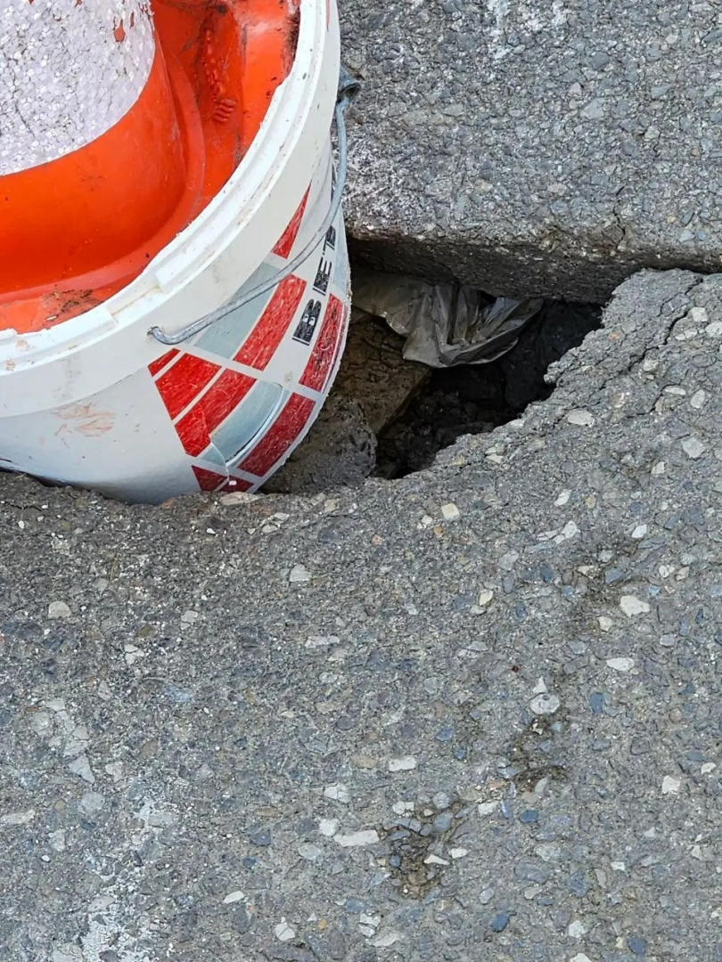 Креативност на макс: Кмет на ДБ обезопасява дупка с арт инсталация в Район "Триадица" СНИМКИ
