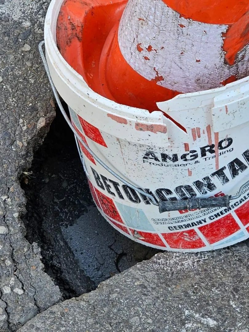 Креативност на макс: Кмет на ДБ обезопасява дупка с арт инсталация в Район "Триадица" СНИМКИ