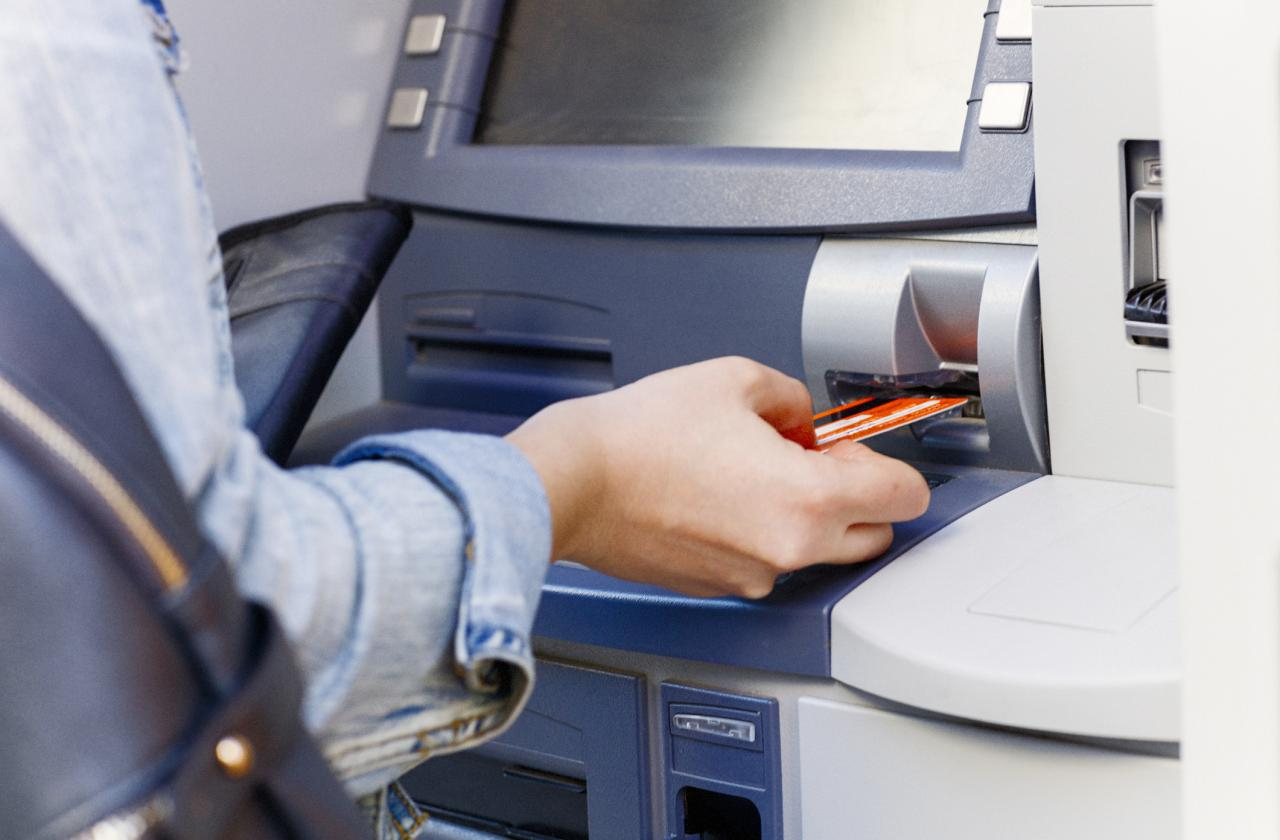 Експерт обясни кой поема таксата при плащане банкомат и ПОС терминал