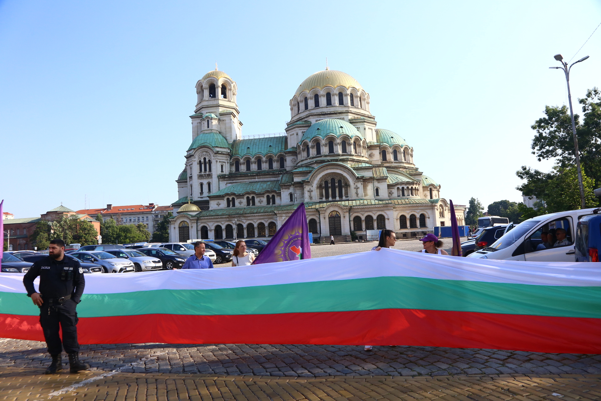 Недоволна кокошка излезе на протест до НС! Фоторепортаж в БЛИЦ