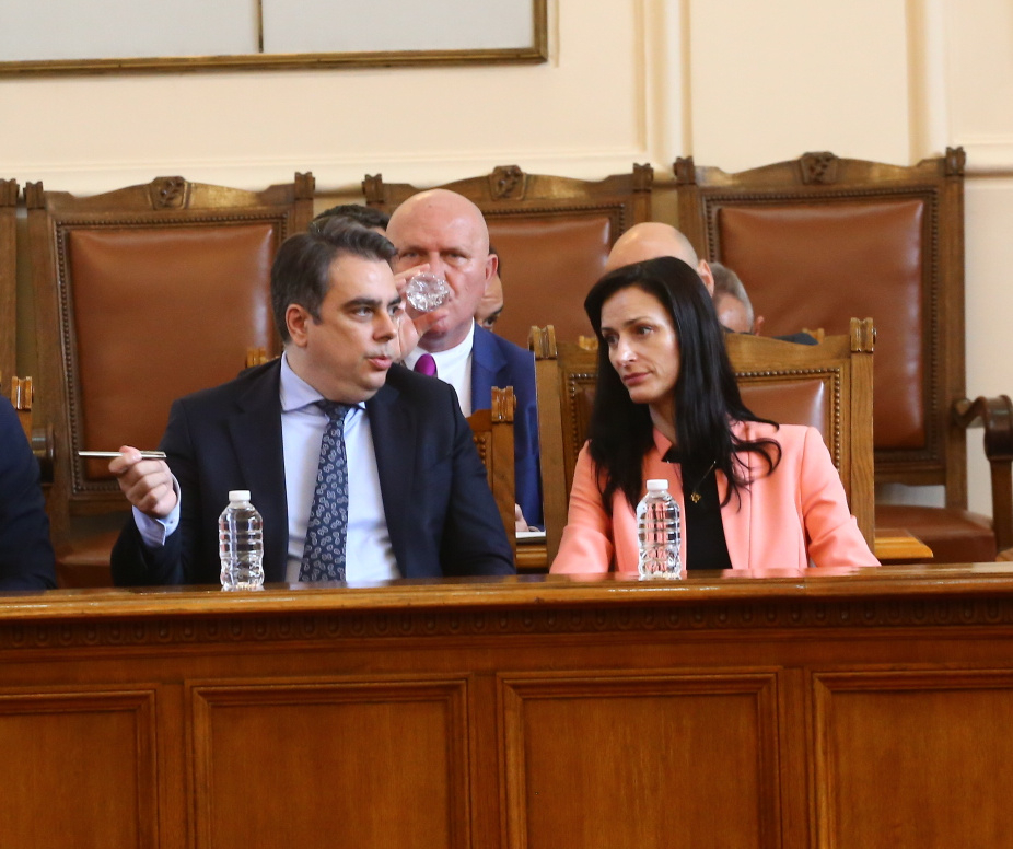 Мария Габриел отговори на най-задавания въпрос за коалицията ПП-ДБ и ГЕРБ-СДС