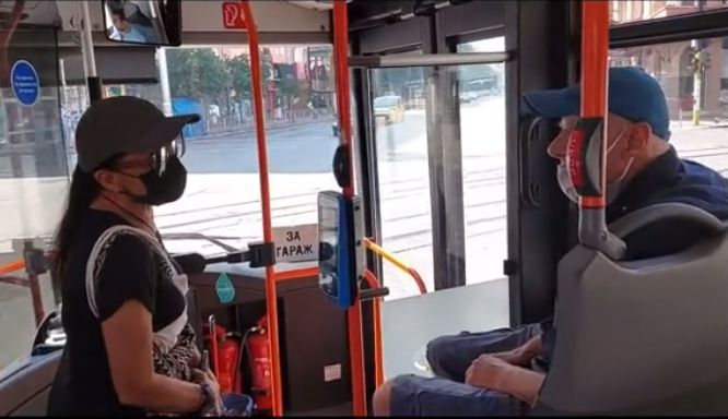 Ей боклук, не ме дразни: Зверски скандал в градския транспорт в София ВИДЕО