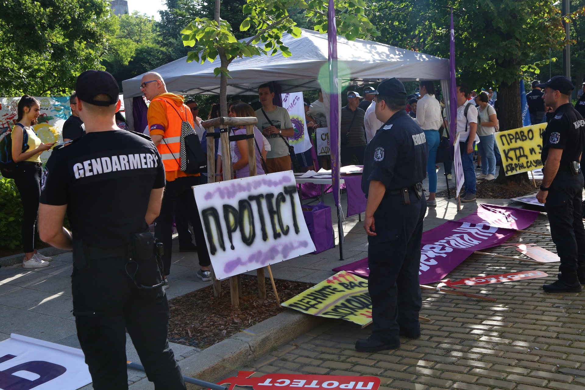 Напрежение в центъра на София: Протестиращи обкръжиха НС, а полицаи ги... СНИМКИ