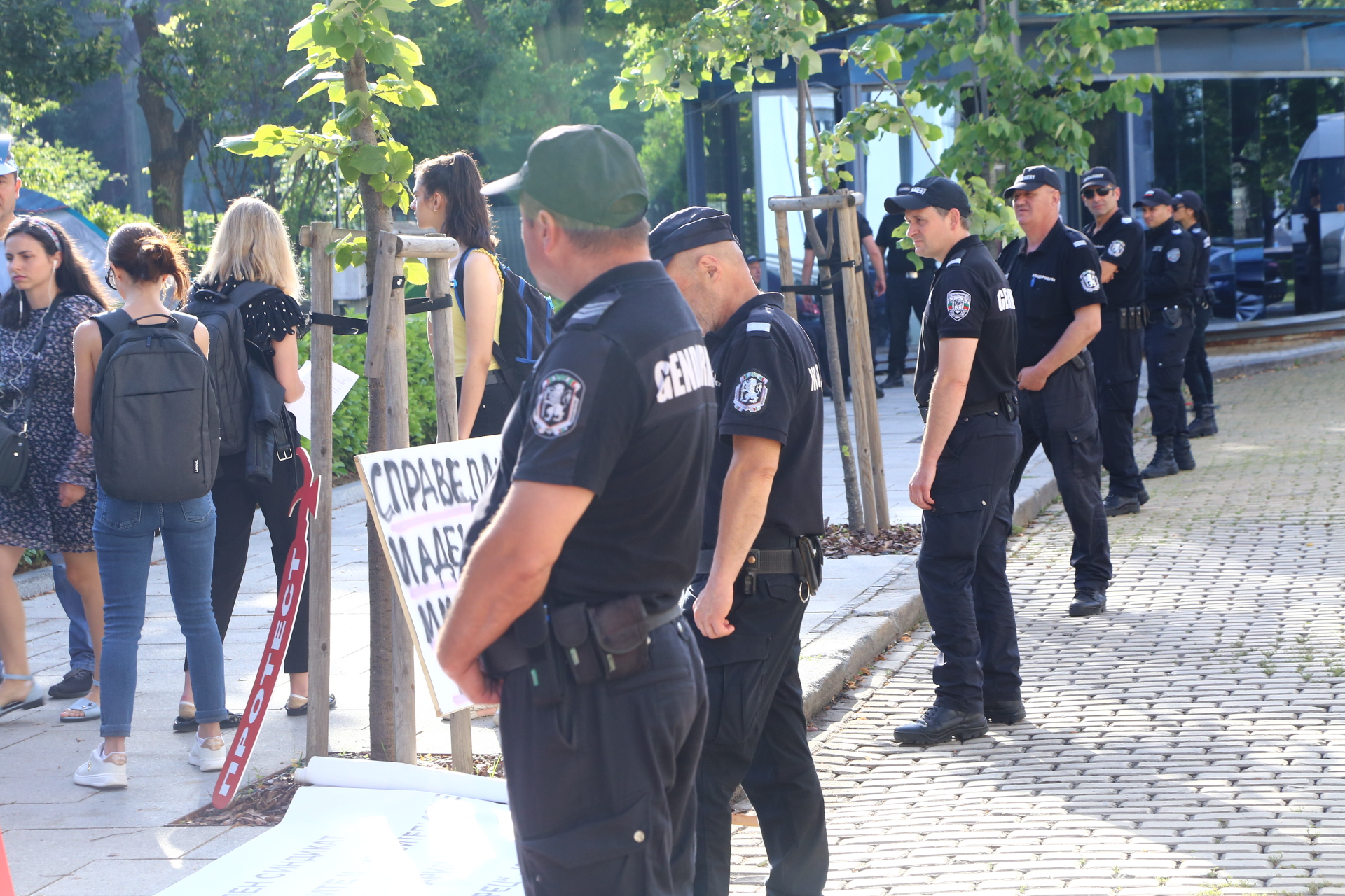 Напрежение в центъра на София: Протестиращи обкръжиха НС, а полицаи ги... СНИМКИ