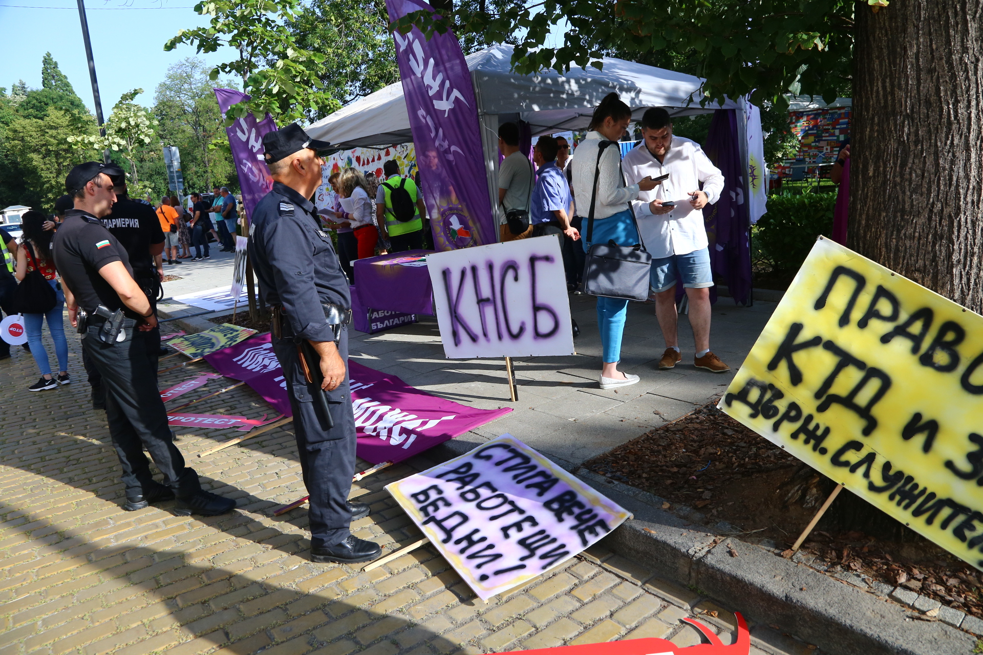 Напрежение в центъра на София: Протестиращи обкръжиха НС, а полицаи ги... СНИМКИ