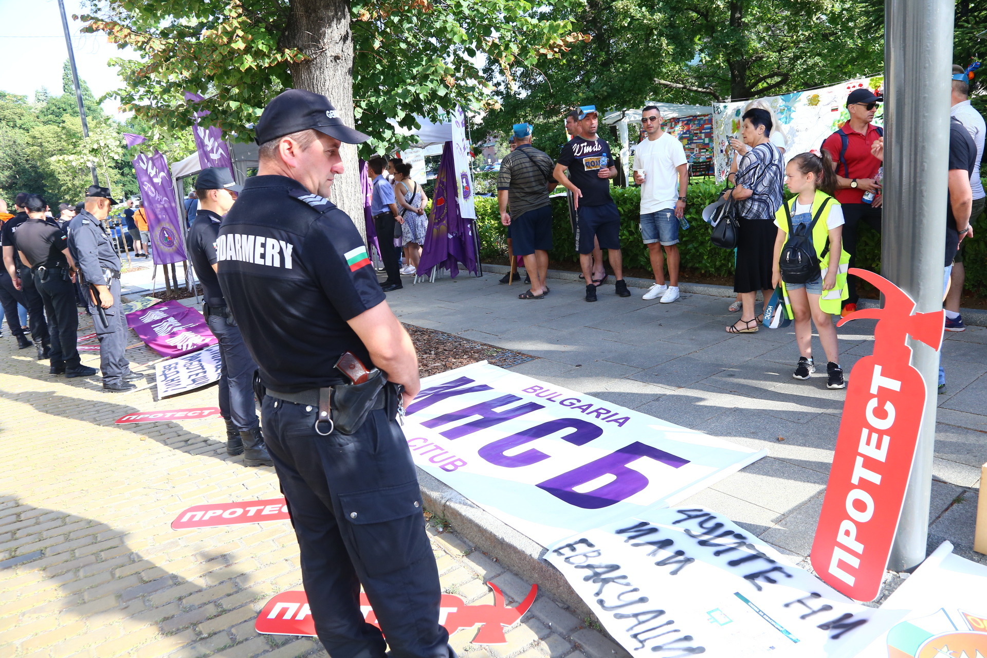 Напрежение в центъра на София: Протестиращи обкръжиха НС, а полицаи ги... СНИМКИ