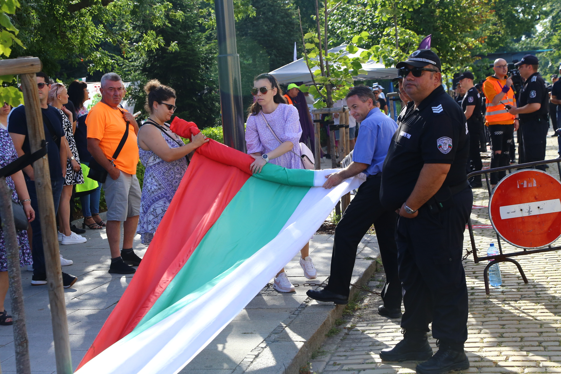 Напрежение в центъра на София: Протестиращи обкръжиха НС, а полицаи ги... СНИМКИ