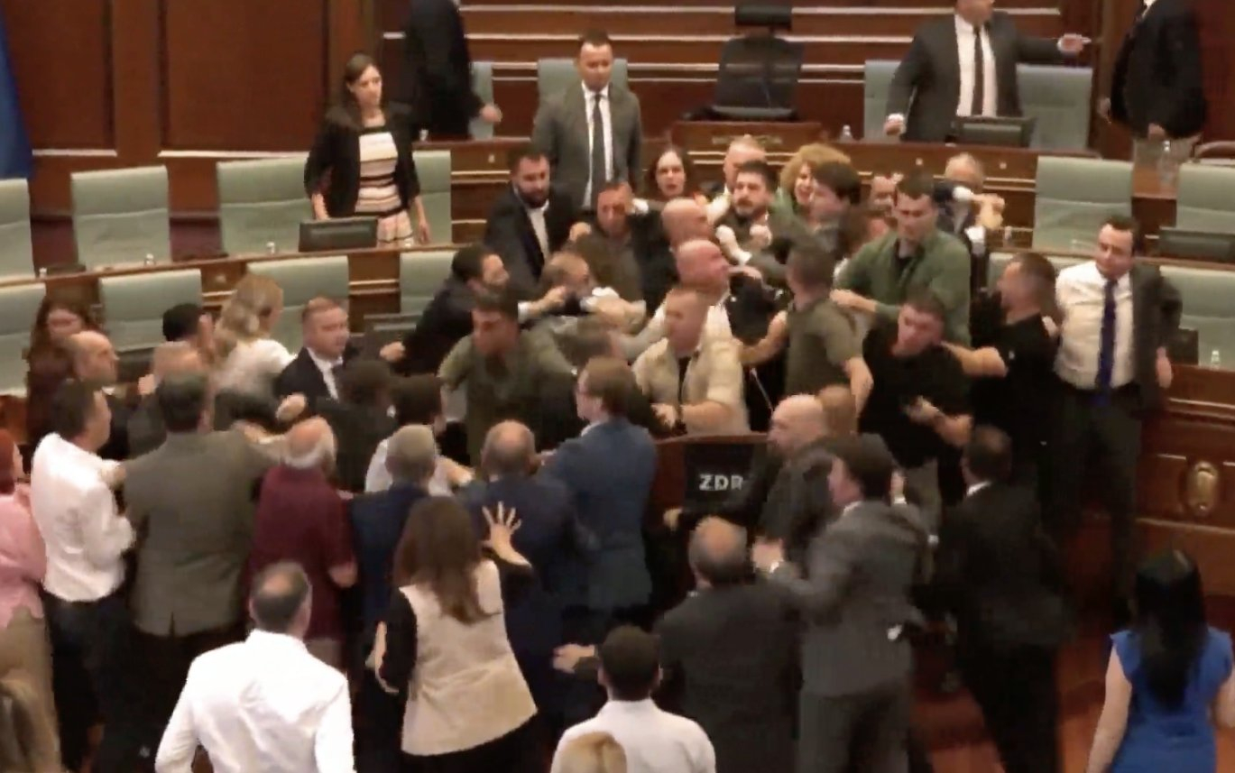 Масов бой между депутати в косовския парламент, заляха Курти с вода ВИДЕО