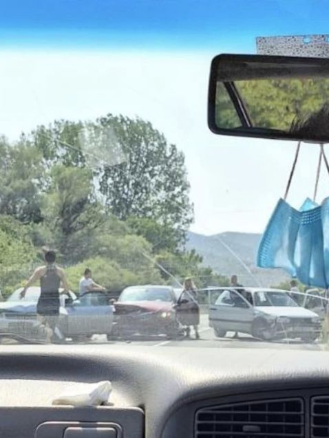 Зверско меле на Подбалканския път, кола лежи с корема нагоре СНИМКИ
