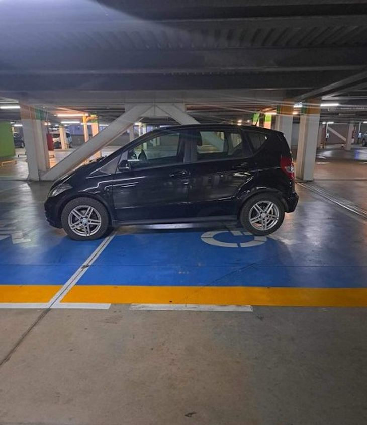 Такова нагло паркиране с Мерцедес не сте виждали, ще искате да му спукате гумите СНИМКИ