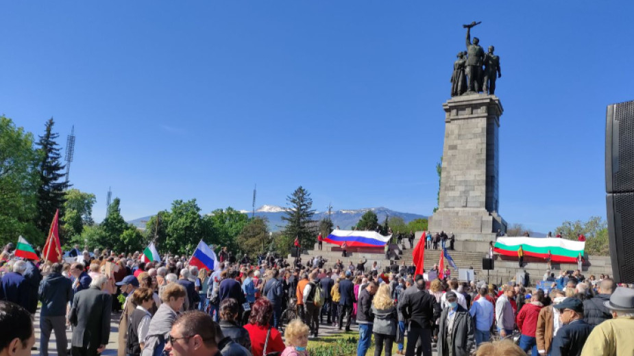 Атлантици призоваха незабавно да се премахнат съветските паметници