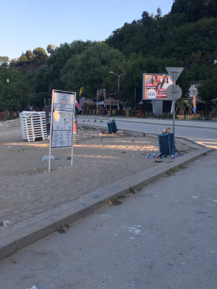 СНИМКИ показват невиждана мизерия на Варненския плаж 