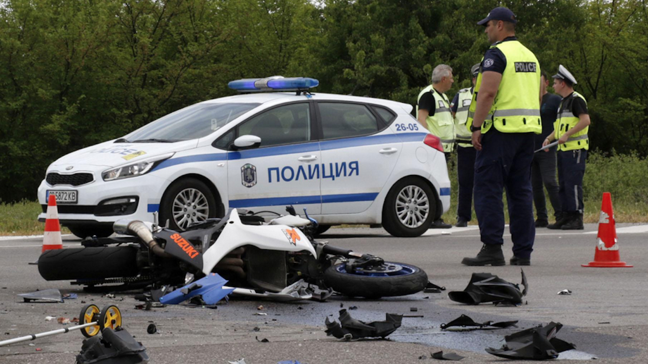 Сигнал до БЛИЦ: Моторист и дипломатическа кола катастрофираха в София 