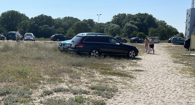 Наглост безкрай до морето: При безплатен паркинг да спреш на пясъка СНИМКИ