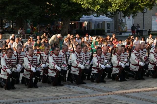 Президентът откри паметник на Левски в Троян СНИМКИ