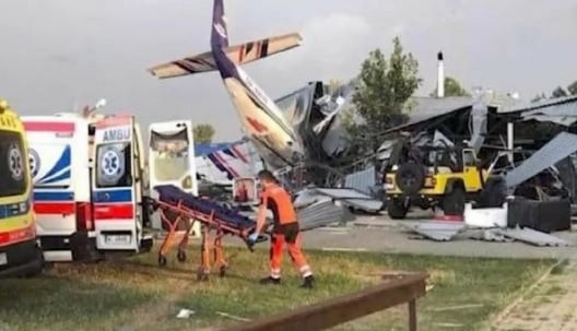 Самолет се разби в хангар в Полша, има загинали ВИДЕО