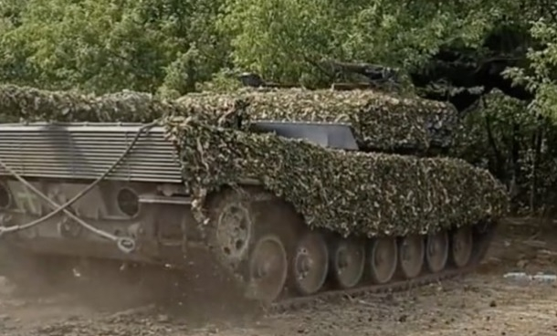 ВСУ показа Leopard 2 със специален камуфлаж и допълнителна защита ВИДЕО