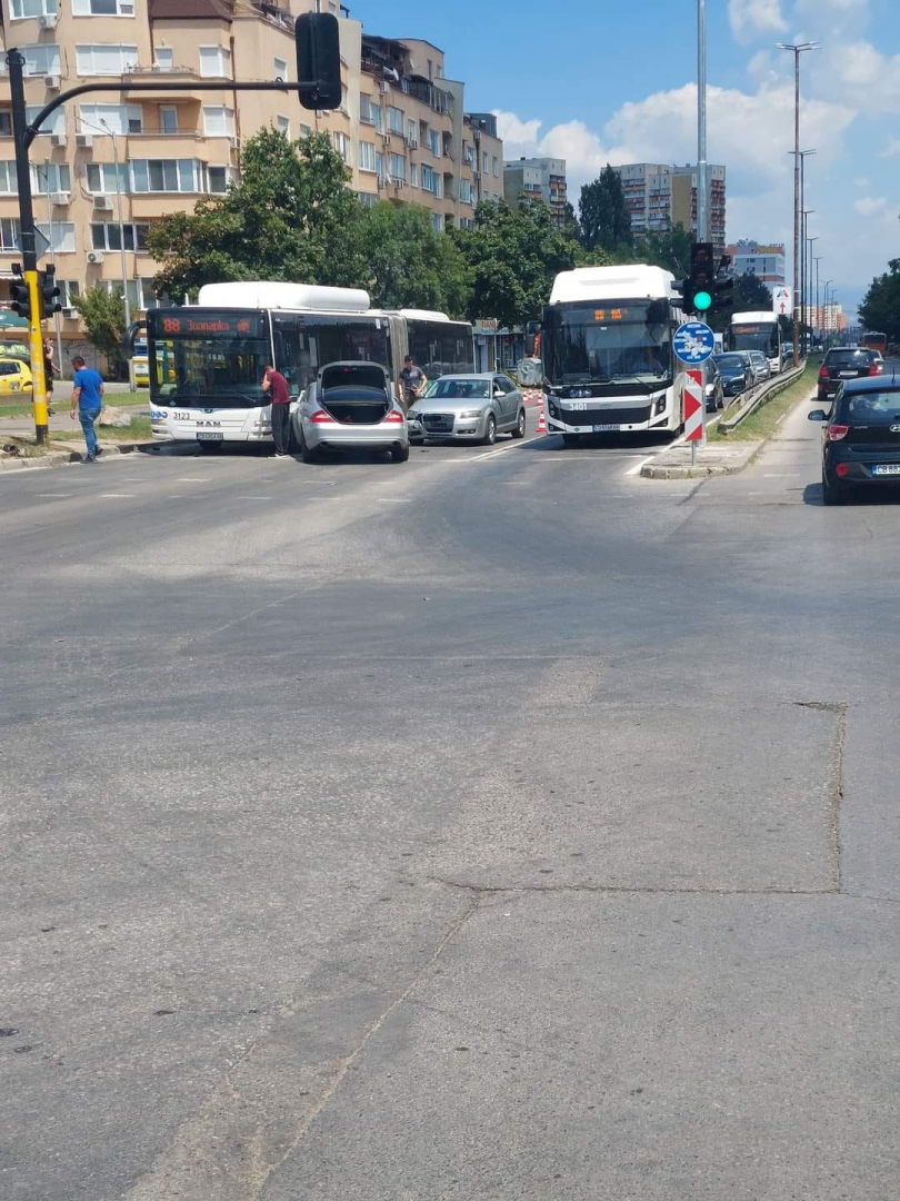 Извънредно в БЛИЦ! Тежка катастрофа между 3 коли и автобус в "Дианабад" в София СНИМКА