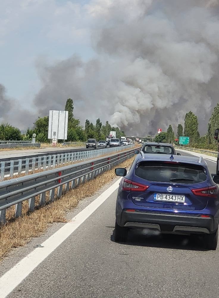 АМ "Тракия" край Пловдив потъна в мрак посред бял ден! Шофьорите са в капан, а небето не се вижда след... СНИМКИ