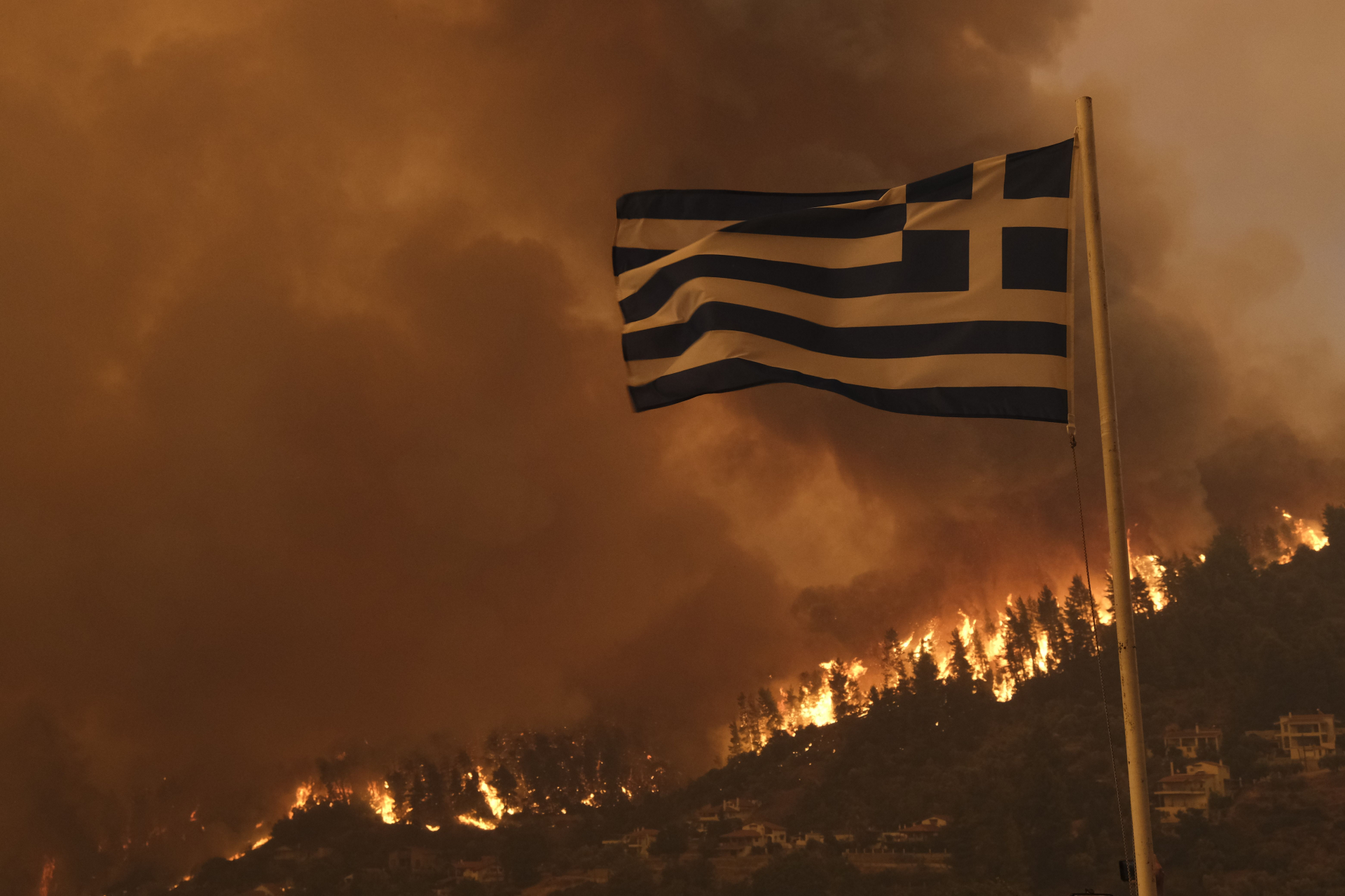 Времето на Балканите полудя: Невиждани горещини, унищожителни пожари и едри градушки