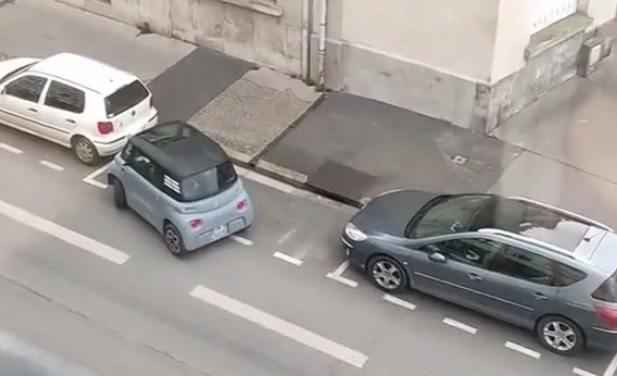 Зрелищни ВИДЕА: Шофьор втрещи мрежата с опита си за паркиране