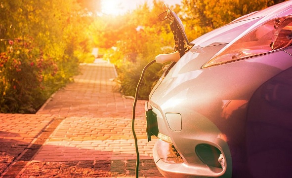 Експерти изясниха как влияе горещото време на електрическите коли