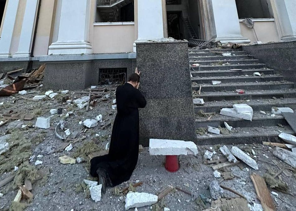 Reuters: Поредна руска атака с 5 вида ракети, ударена е най-голямата църква в Одеса СНИМКИ
