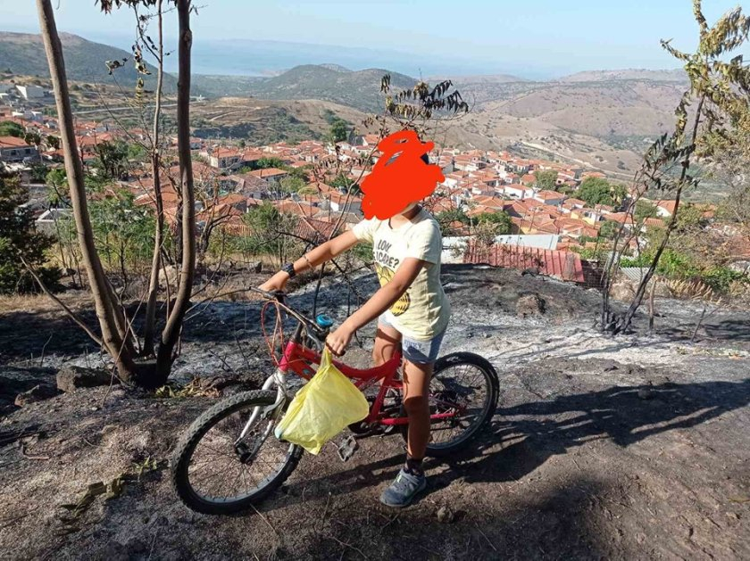 Дете с колело спази пожарникарите в Гърция СНИМКА 