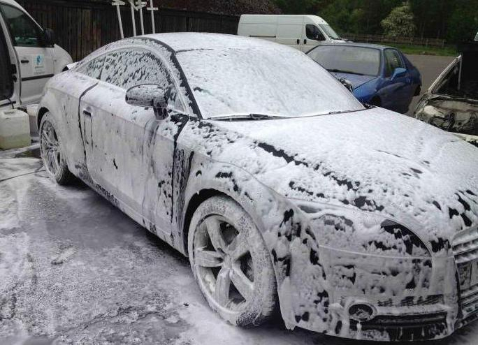 Експерти казаха защо е вредно да си миете често колата през лятото 